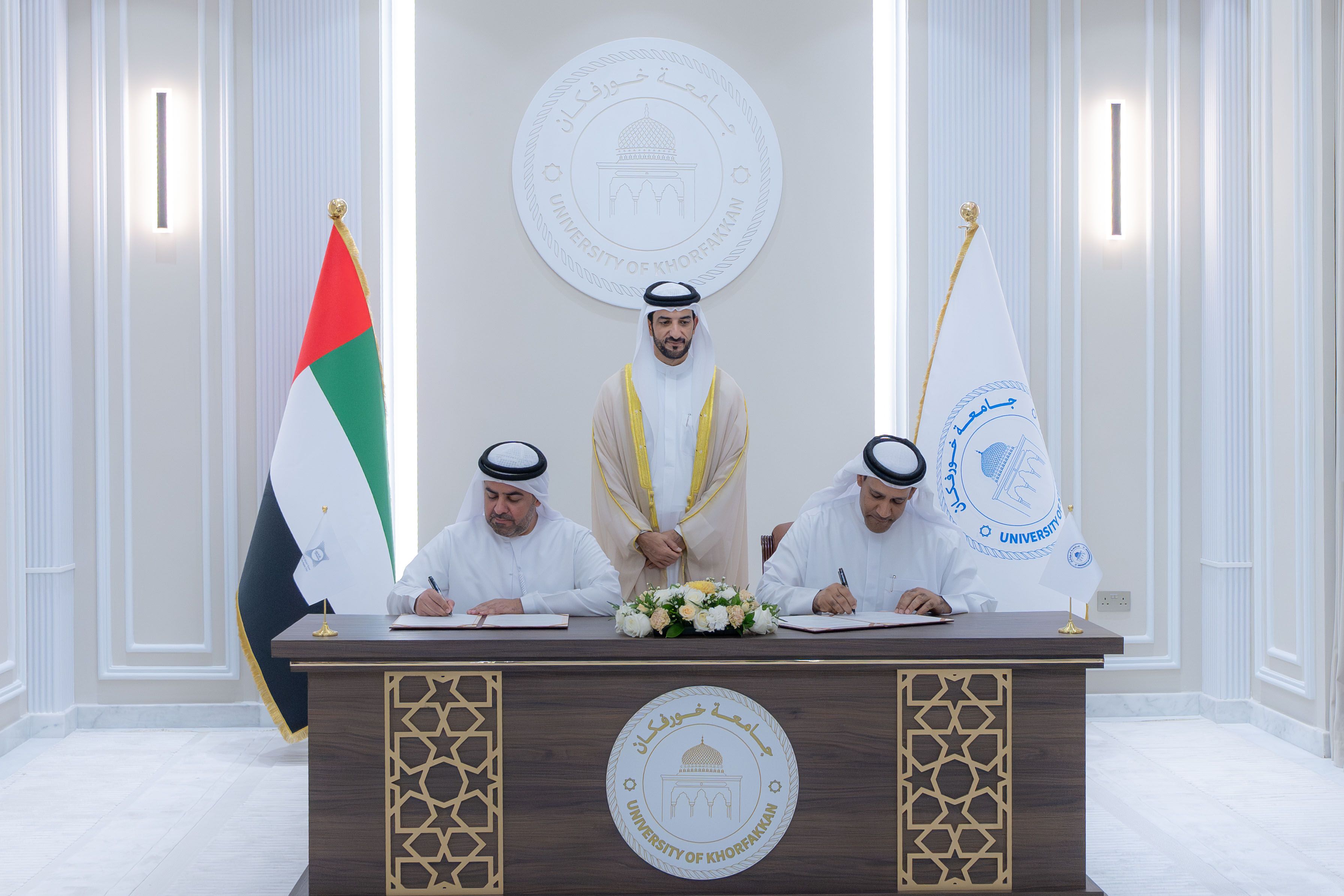 سلطان بن أحمد القاسمي يشهد توقيع جامعة خورفكان مذكرات تفاهم مع مبادرة نبتون ومدينة الشارقة للإعلام والعربية للطيران