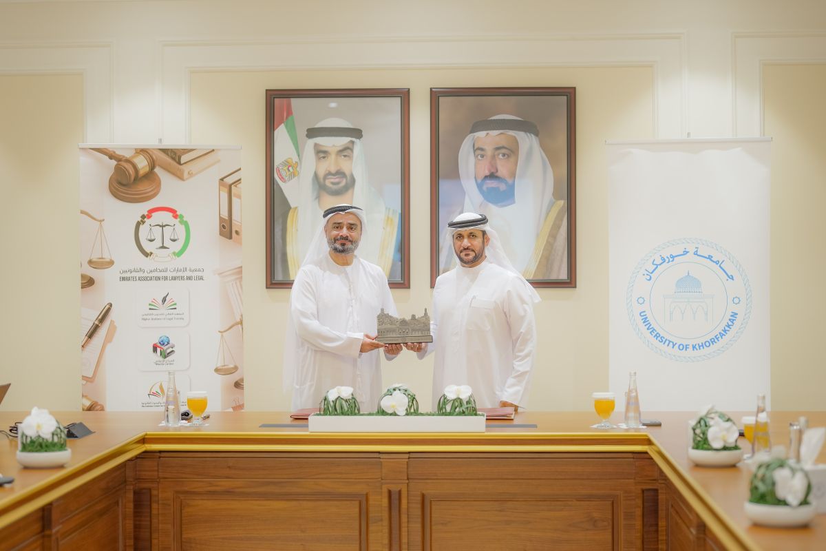 لدعم تأهيل الكوادر الوطنية في الميدان القانوني جامعة خورفكان توقع مذكرة تفاهم مع جمعية الإمارات للمحامين والقانونيين
